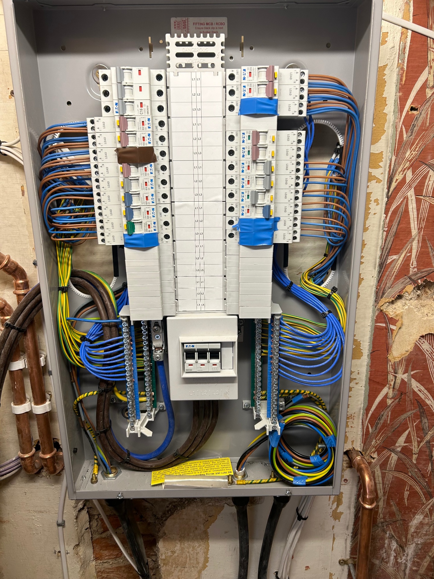 Three-phase Eaton distribution board installation